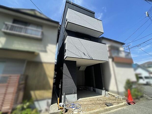 お車の出し入れが苦手なママや小さなお子様にも安心ですね。しっかり舗装もされているので、ベビーカーや自転車で通っても快適に通行できます。