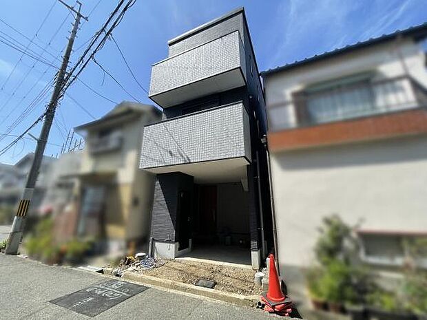 低層の一戸建てを中心とした街並みが整然と続き、周辺は高い建物が建っていないので、採光や開放性に恵まれる環境です。