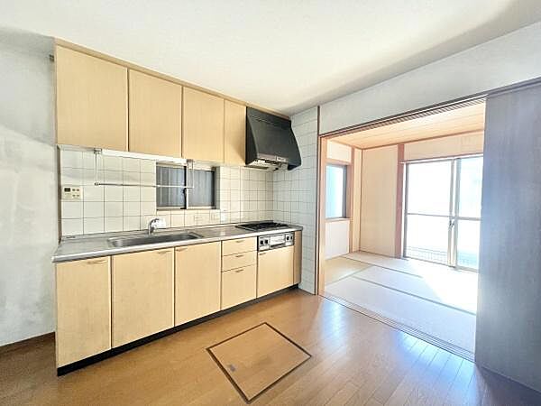 ご家族みんなで調理ができる位のスペースを実現したキッチン空間となっております。みんなで作った料理を召し上がりながらの会話は至福のひとときになるはずです♪