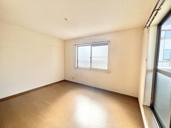 大きな窓からたっぷりの日差しが降り注ぐ明るい室内です。