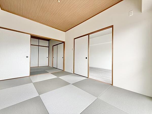 LDKと隣接した6畳の和室。お子様の遊び部屋・お昼寝スペースとして使うのもオススメです♪