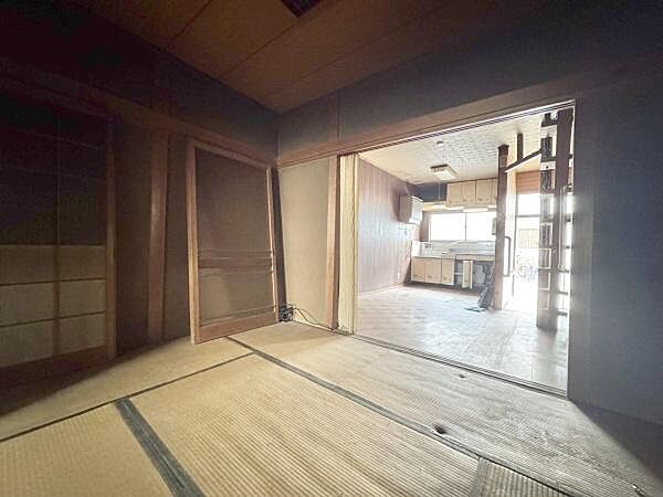 DKと隣接した6畳の和室。開けることで、開放感あふれる空間に！