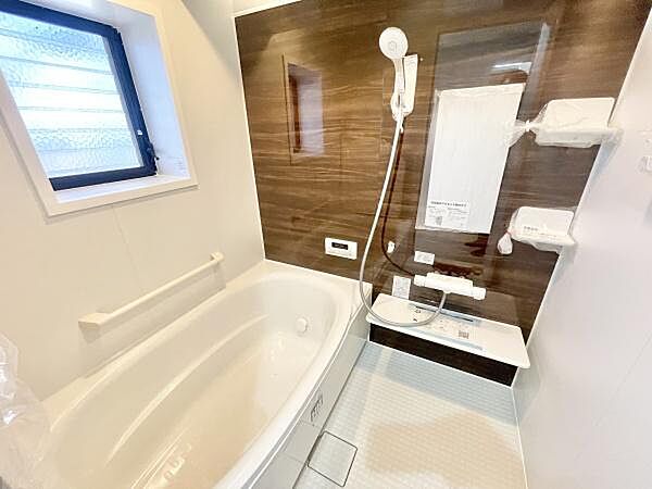 毎日の疲れを癒やすバスタイムを。空気が籠らない様に小窓も設置しております。
