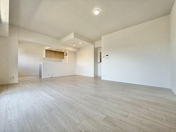 21.1帖のリビングダイニング。リビングは家族のオアシスへ毎日家族が笑顔で生活する空間であるリビング。