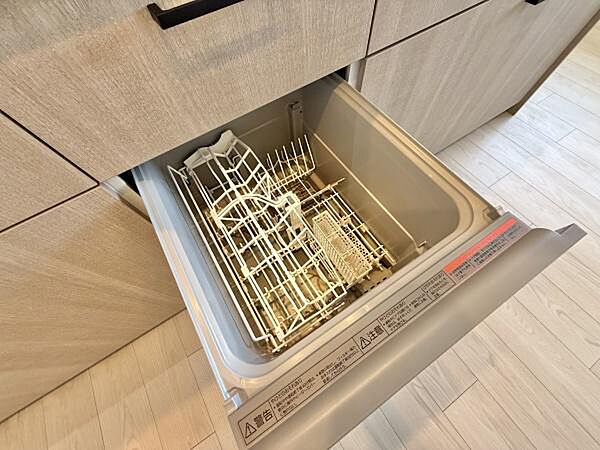 食器洗乾燥機付きで家族の食器もピカピカ。後片付けもラクラクこなせて、日々の生活には欠かせない便利設備。環境にもママの手にも優しいのがうれしいですね。