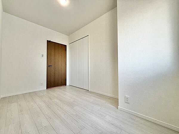 ベッドや机の配置もしやすく好きなものを飾る楽しみもあるお部屋♪お好みの部屋を自由につくることができます！