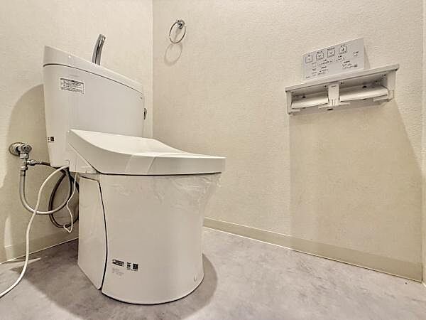 清潔感のあるトイレです！タオルフォルダーも付いておりそのまま手洗いもできます。