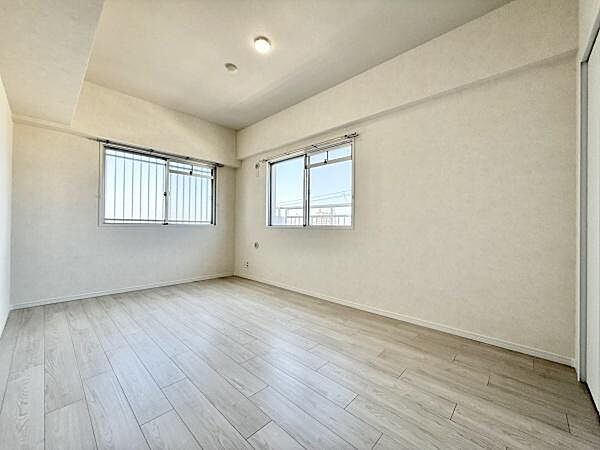 2面採光なので、日差しを長時間受ける事が出来る暖かいお部屋です。