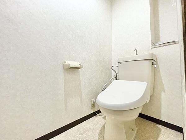 清潔感のあるトイレです！タオルフォルダーも付いておりそのまま手洗いもできます。