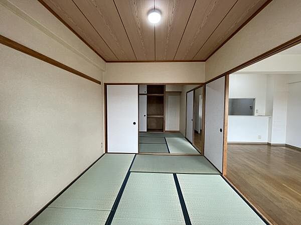 DKと隣接した6畳の和室。開けることで、開放感あふれる空間に！