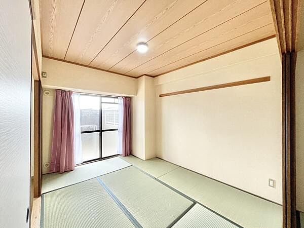 大きな窓からたっぷりの日差しが降り注ぐ明るい室内です。