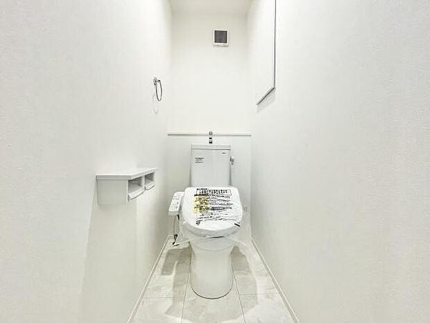 2階にもトイレがあります。1階にわざわざ降りなくて済むので重宝しますよ♪