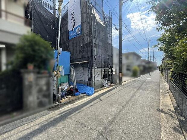 前面道路は閑静な住宅地をはしる車通りの少ない道路。お車の出し入れが苦手なママや小さなお子様にも安心ですね。しっかり舗装もされているので、ベビーカーや自転車で通っても快適に通行できます。