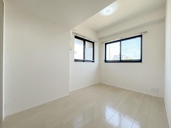 2面採光なので、日差しを長時間受ける事が出来る暖かいお部屋です。