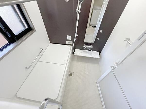 アクセントパネルで落ち着きのある雰囲気を演出♪毎日の疲れを癒やすバスタイムを。空気が籠らない様に小窓も設置しております。