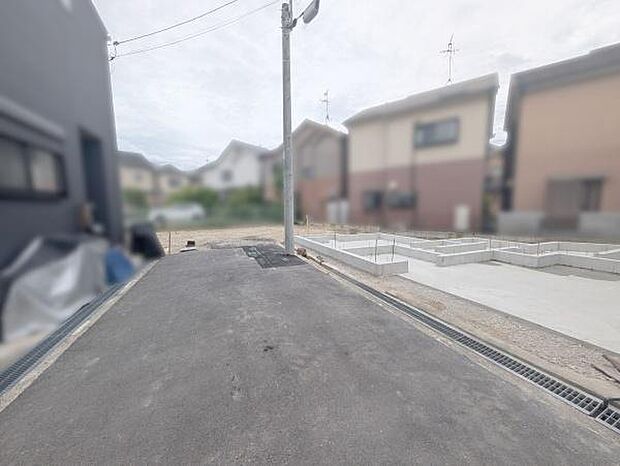 前面道路は閑静な住宅地をはしる車通りの少ない道路。お車の出し入れが苦手なママや小さなお子様にも安心ですね。しっかり舗装もされているので、ベビーカーや自転車で通っても快適に通行できます。