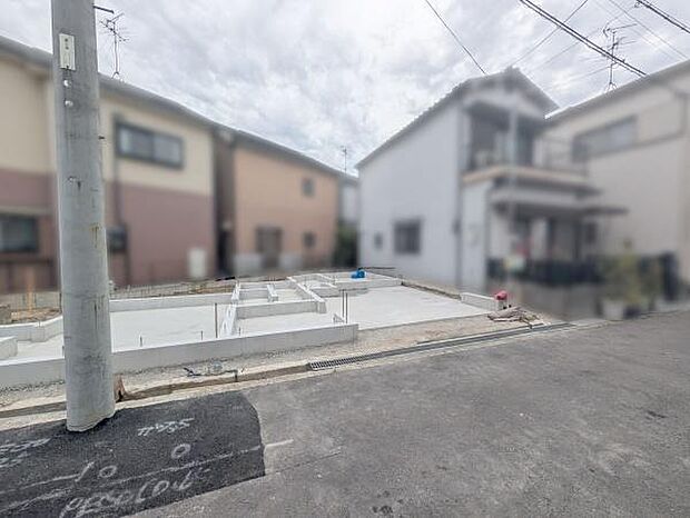 低層の一戸建てを中心とした街並みが整然と続き、周辺は高い建物が建っていないので、採光や開放性に恵まれる環境です。