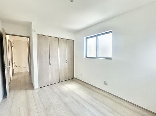 充分な広さと収納機能を備えた部屋はお子様の自発性と成長を促します。お子様の成長を支える、勉強や好きなことに没頭する学びの空間にどうぞ。