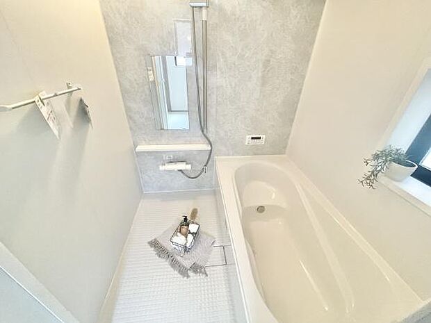 アクセントパネルで落ち着きのある雰囲気を演出♪毎日の疲れを癒やすバスタイムを。