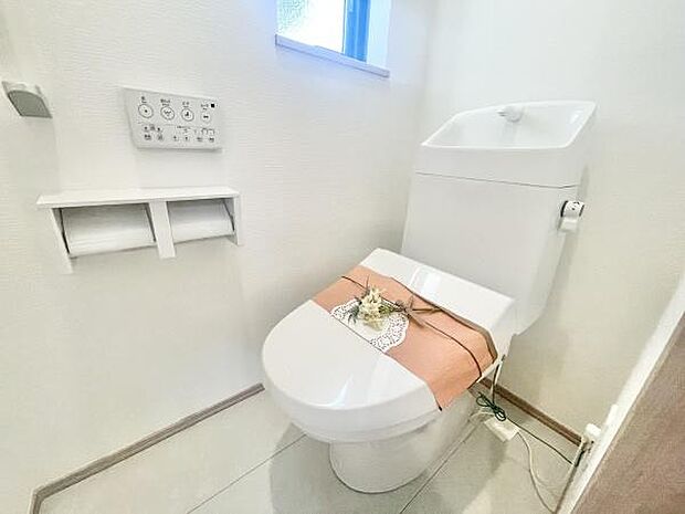 清潔感のある広々トイレです♪節水型でエコなトイレには、今では当たり前のウォシュレット付き。便座を温める機能付き！