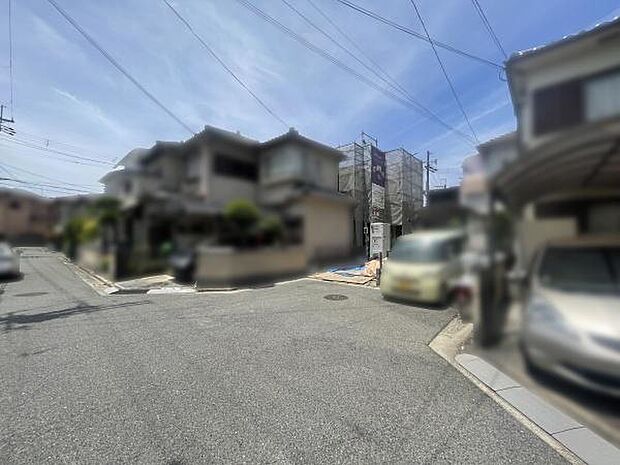 低層の一戸建てを中心とした街並みが整然と続き、周辺は高い建物が建っていないので、採光や開放性に恵まれる環境です。