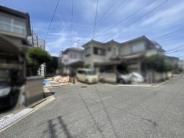 前面道路は閑静な住宅地をはしる車通りの少ない道路。お車の出し入れが苦手なママや小さなお子様にも安心ですね。しっかり舗装もされているので、ベビーカーや自転車で通っても快適に通行できます。