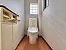 トイレ：節水型でエコなトイレには、今では当たり前のウォシュレット付き。便座を温める機能付き！窓があるので、換気しやすく匂いもこもりません♪暗くなりがちなトイレも明るいですよ♪
