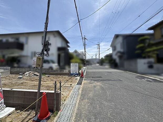 低層の一戸建てを中心とした街並みが整然と続き、周辺は高い建物が建っていないので、採光や開放性に恵まれる環境です。