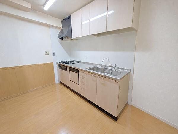 ご家族みんなで調理ができる位のスペースを実現したキッチン空間となっております。みんなで作った料理を召し上がりながらの会話は至福のひとときになるはずです♪