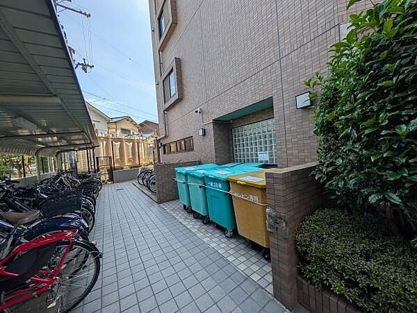 敷地内ゴミ出し場。きちんと分別されていてキレイなゴミ出し場所になっています！