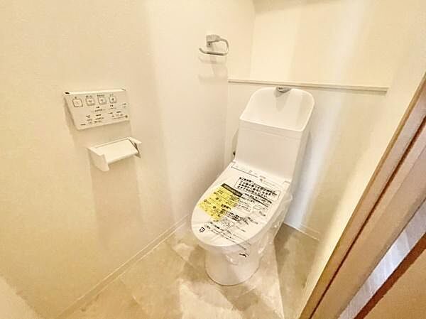 節水型でエコなトイレには、今では当たり前のウォシュレット付き。便座を温める機能付き！タオルフォルダーも付いておりそのまま手洗いもできます。