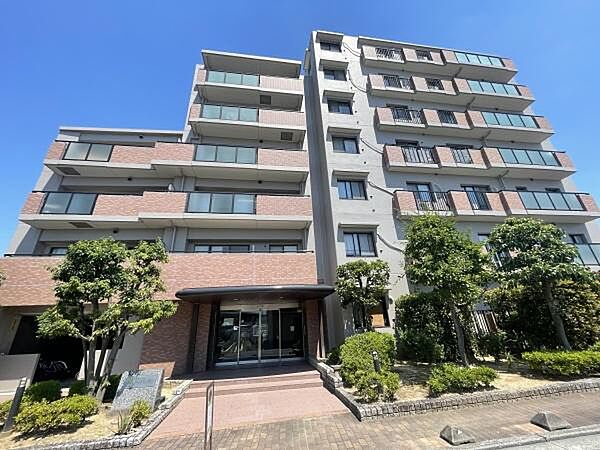 流行に左右されず、将来にわたって価値が継続する「上質」な佇まい。親しみやすさといった暮らしを豊かにしてくれる住空間です。