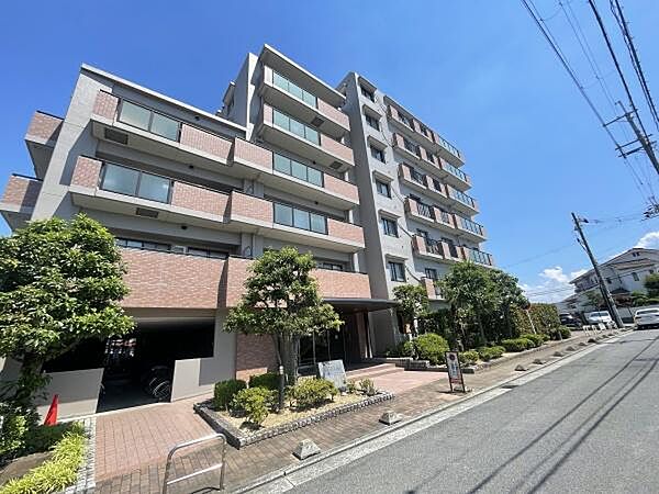 周辺は落ち着いた住環境ですので子育て世代のご家族にもおすすめ！