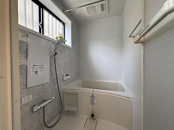 毎日の疲れを癒やすバスタイムを。空気が籠らない様に小窓も設置しております。