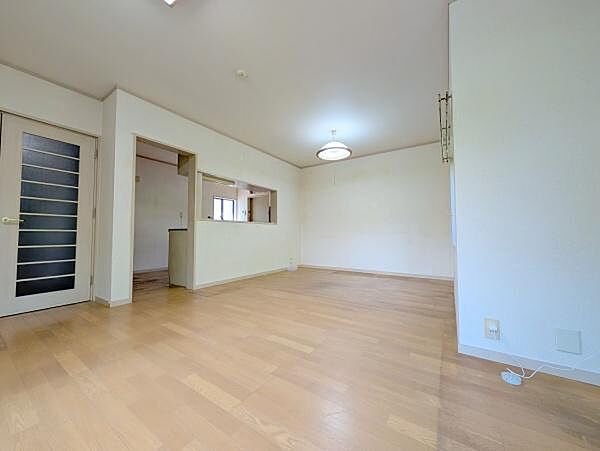 ここにはみんなが集い、食事と楽しい会話が始まる。話に夢中になりすぎて、ついつい時を忘れてしまう。そんな束の間の幸せを感じさせてくれる場所。