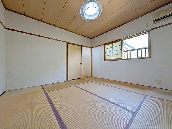 明るい陽射しが射し込む心地良い空間です♪