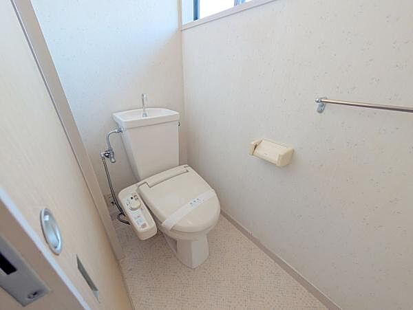窓があるので、暗くなりがちなトイレも明るいですよ♪1階2階どちらにもトイレがあるって本当に便利ですね。