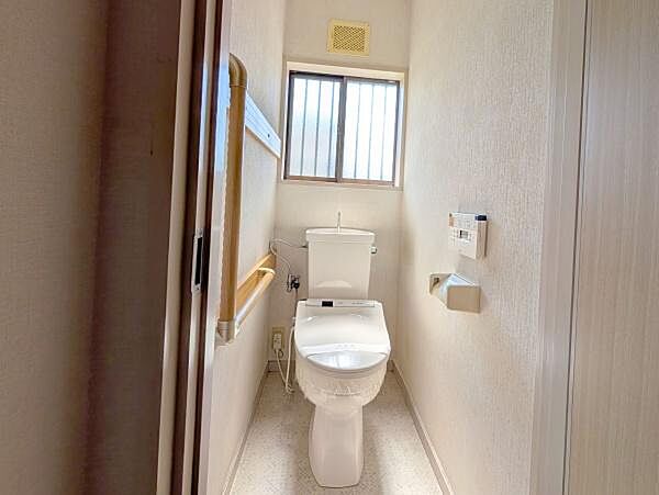 節水型でエコなトイレには、今では当たり前のウォシュレット付き。便座を温める機能付き！