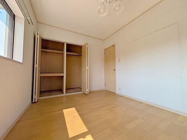 全居室には収納を完備！普段使いのお洋服や小物はもちろん、季節物のお洋服などもしっかりと整理整頓おしまい頂けます。居室空間をより広く隅々までお使いいただけますね♪