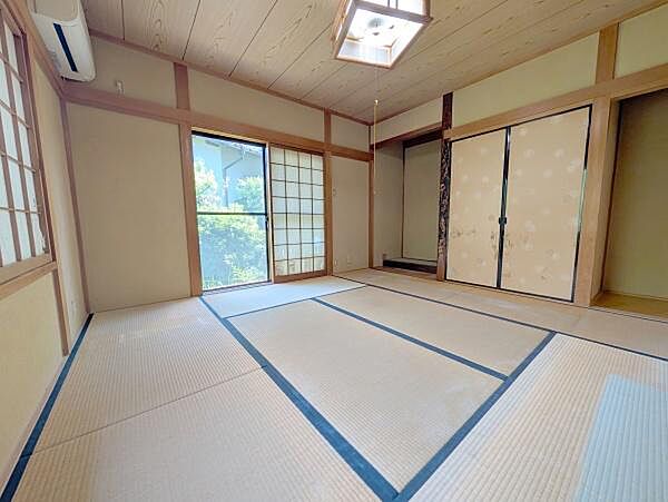 和室は汎用性が高く様々な使い方ができます♪収納と床の間がございます。