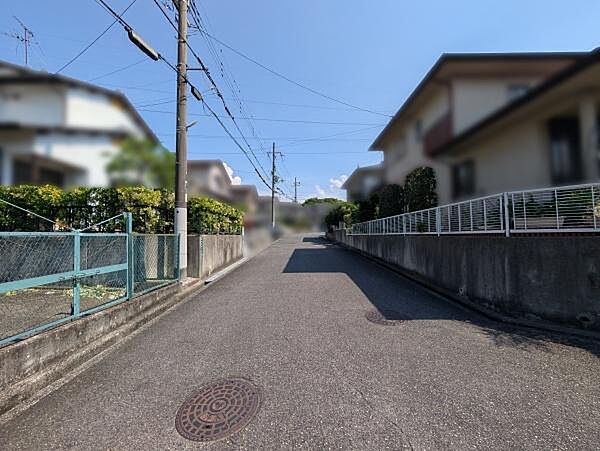 全面道路：幅員約6.7ｍ！前面道路は交通量も少なく、安心してお住まい頂けます!