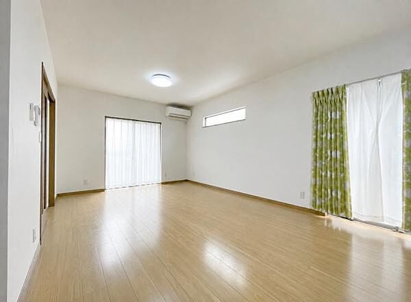 大切なご家族が集まるからこそＬＤＫはこだわりたい！休日はおひさまの光をたっぷりと取りこめるリビングでゆったりと過ごしませんか？