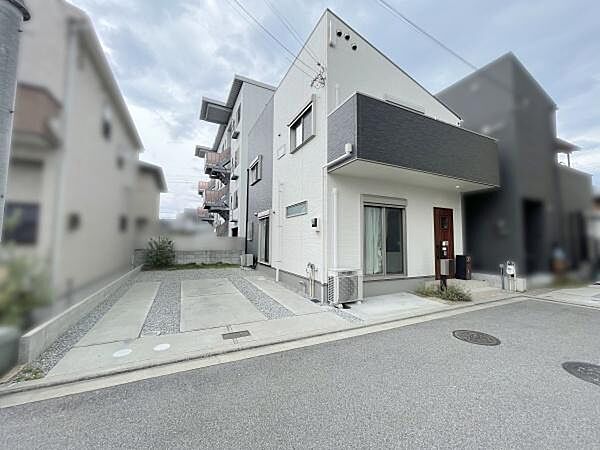 お車の出し入れも楽々ですね♪お車4台(車種制限有)駐車可能です！