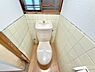 トイレ：窓があるので、換気しやすく匂いもこもりません♪暗くなりがちなトイレも明るいですよ♪