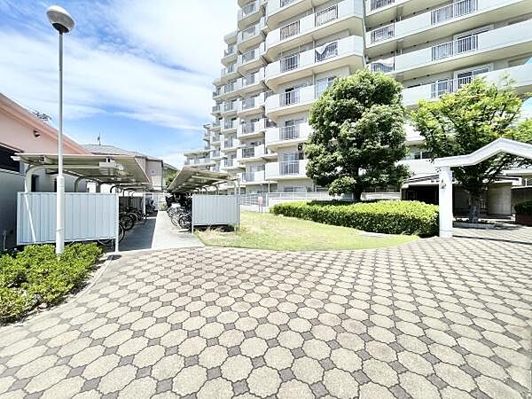 周辺には、コンビニやスーパーなどの生活に便利な施設が揃っております♪