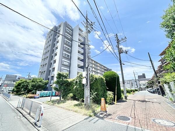 毎日のお散歩も快適なエリアで、ゆとりある住環境が整っています。
