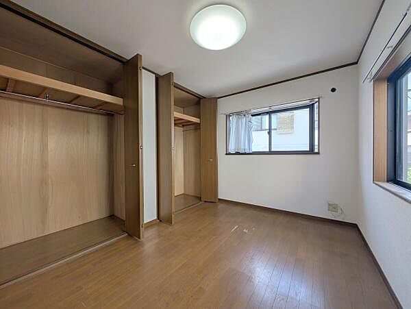 木目のフローリングが暖かみのある室内に。明るい寝室で心地のいい朝を迎えられそう。