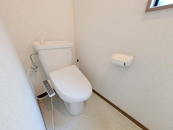 窓があるので、換気しやすく匂いもこもりません♪暗くなりがちなトイレも明るいですよ♪