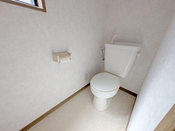 2階にもトイレがあります。1階にわざわざ降りなくて済むので重宝しますよ♪