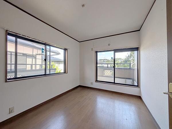 2面採光なので、日差しを長時間受ける事が出来る暖かいお部屋です。